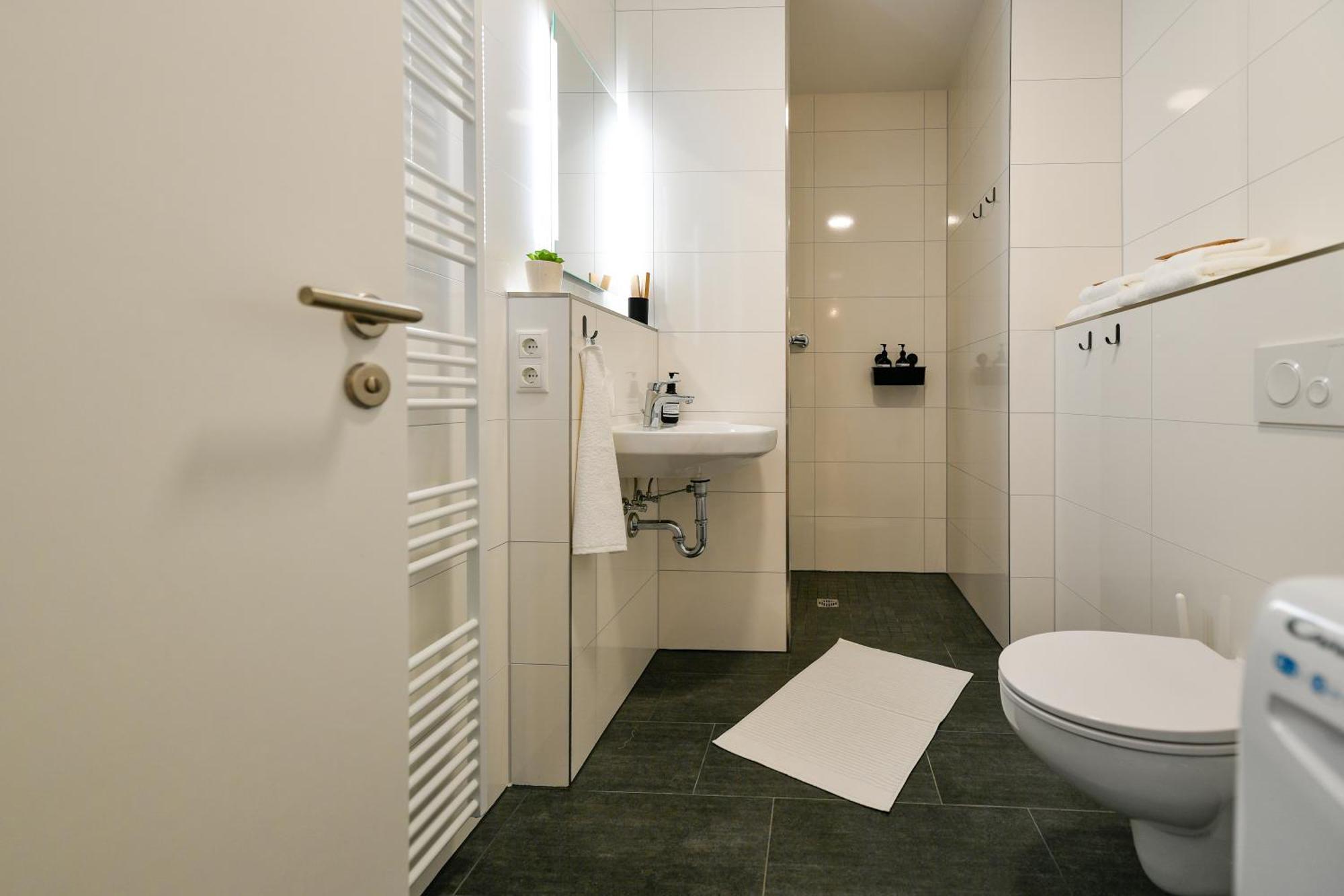Ferienwohnungen Am Theater - Modern, Zentral Und Ruhig Mit Kueche, Waschtrockner, Netflix, Wlan Und Parkplatz- 2 Zimmer, 52 Qm Cottbus Pokoj fotografie